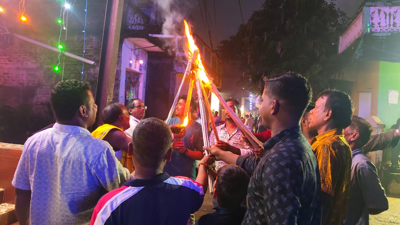 दीपावली पर पूर्वजों के प्रति श्रद्धा की अनोखी परंपरा: पुसौर में कसेर समाज द्वारा निभाई जाती है ‘बड़बड़िया’ प्रथा