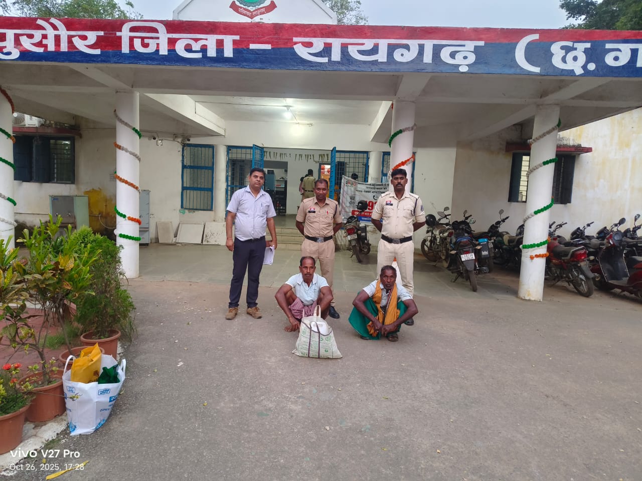 पुसौर पुलिस ने पकडा महुआ शराब, आरोपी के परिजनों ने किया विवाद